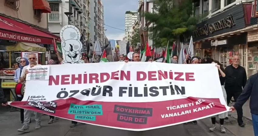 İzmir'de Filistine Özgürlük Platformu’nun çağrısıyla Alsancak Garı önünde toplanan grup,