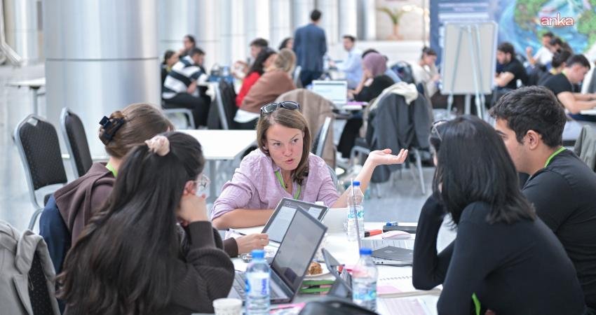 İzmir’de genç beyinler karbonsuz ulaşım için yarıştı İzmir Büyükşehir Belediyesi ev sahipliğinde Fuar İzmir’de gerçekleştirilen LOGISTECH –