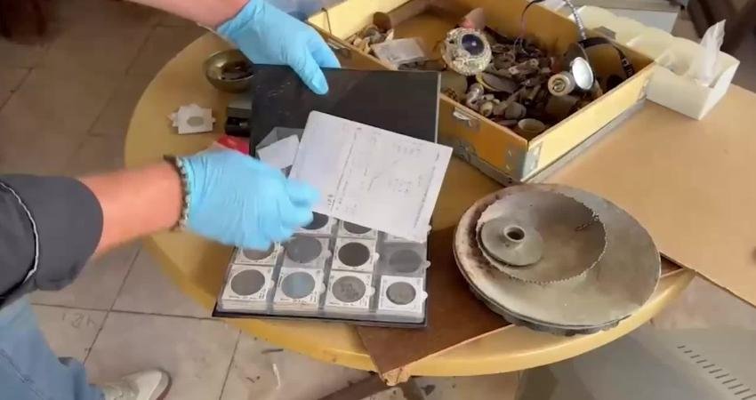 İzmir’de kaçakçılık operasyonu: 20 milyon liralık tarihi eser ele geçirildi İzmir’de, Osmanlı dönemine ait sikkelerin de arasında bulunduğu binlerce tarihi