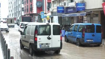 İzmir’de etkili olan sağanak yağış, kent genelinde hayatı olumsuz etkiledi.