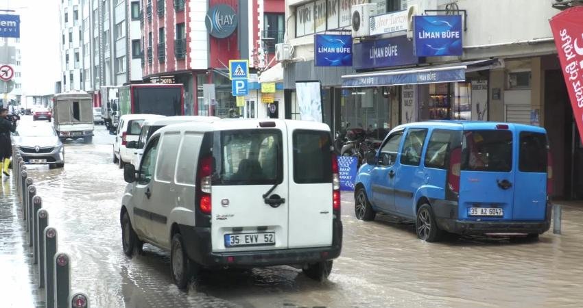 İzmir’de sağanak yağış hayatı olumsuz etkiledi İzmir’de etkili olan sağanak yağış, kent genelinde hayatı olumsuz etkiledi.