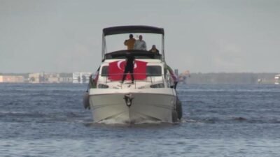 İsrail’in Küresel Sumud Filosu'na uluslararası sularda müdahalede bulunmasına karşı İzmir’de