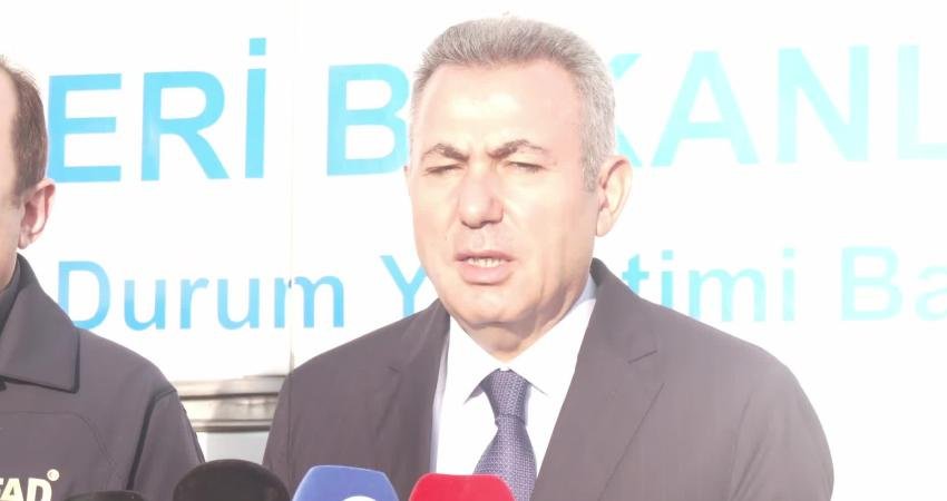 İzmir’in Foça ilçesinde etkili olan sağanak yağış, sele neden oldu.