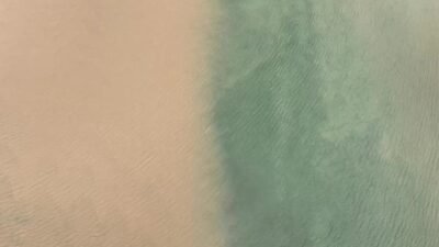 Foça'da selin ardından temizlik, hasar tespiti ve arama çalışmaları sürüyor.