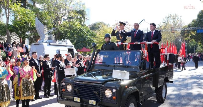 Kadıköy’de, 29 Ekim Cumhuriyet Bayramı kutlamaları devam ediyor. Saat 19.00’da