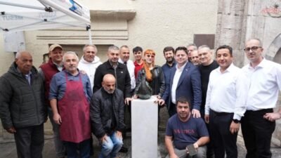 Kadıköy Çarşısı’nın unutulmaz simgelerinden olan kaz Rodi’nin anısı, yeniden canlanıyor.