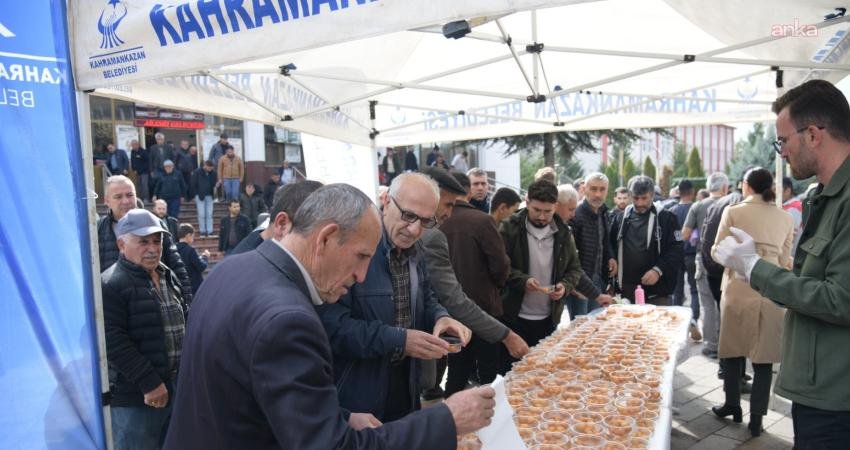 Kahramankazan Belediyesi, Ulu Camii önünde şehitler anısına lokma ikramında bulundu.