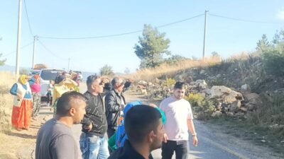 Aydın'ın Karacasu ilçesinde römork takılı traktör şarampolden yuvarlandı. Sürücü traktörden