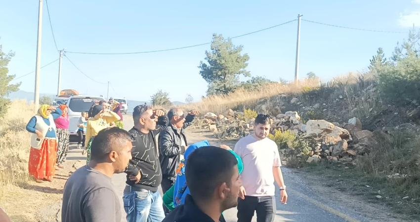 Karacasu’da traktörün şarampole yuvarlandığı yol, Bereketli Mahallesi sakinlerini isyan ettirdi Aydın'ın Karacasu ilçesinde römork takılı traktör şarampolden yuvarlandı. Sürücü traktörden