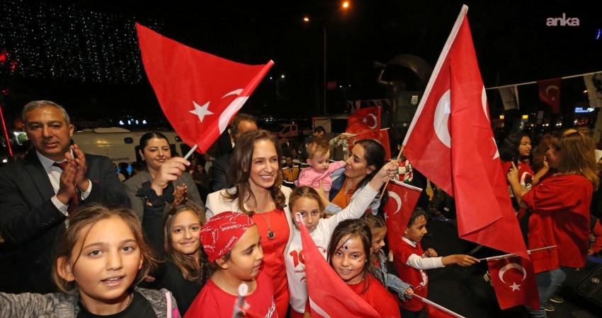 Türkiye Cumhuriyeti’nin kuruluşunun 102’nci yıl dönümü, Karşıyaka’da büyük bir coşkuyla