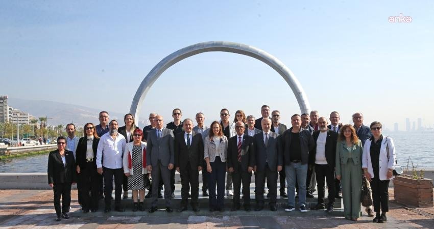 Karşıyaka Belediye Başkanı Yıldız Ünsal, ilçedeki muhtarlarla buluştu Karşıyaka Belediye Başkanı Yıldız Ünsal, 19 Ekim Muhtarlar Günü dolayısıyla