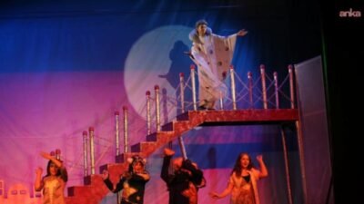 Karşıyaka Belediye Tiyatrosu, 2025-2026 sezonunu 4 Ekim’de ‘Batakhane Güzeli’ oyunuyla