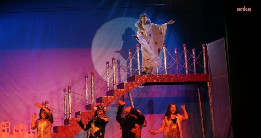 Karşıyaka Belediye Tiyatrosu 4 Ekim’de perde açıyor Karşıyaka Belediye Tiyatrosu, 2025-2026 sezonunu 4 Ekim’de ‘Batakhane Güzeli’ oyunuyla