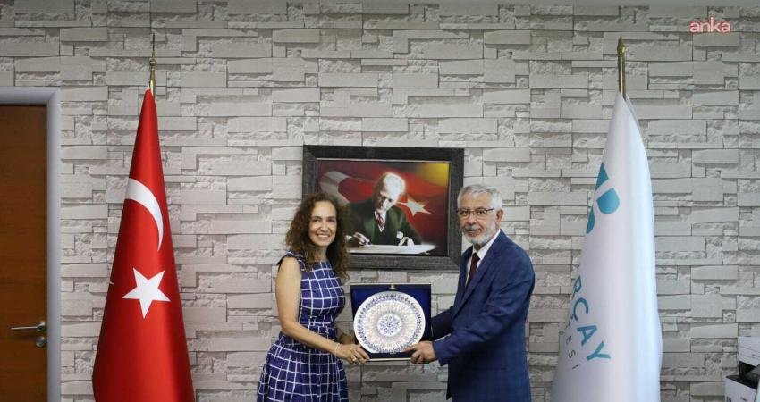 Karşıyaka Belediyesi ve Bakırçay Üniversitesi’nden örnek iş birliği Karşıyaka Belediyesi ve İzmir Bakırçay Üniversitesi, Karşıyaka Bilim Merkezi’nin yeniden