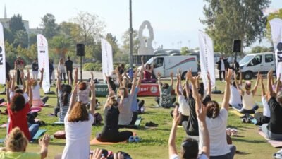 Karşıyakalılar, yaz mevsimini açık havada yoga etkinliği ile uğurladı. Karşıyaka