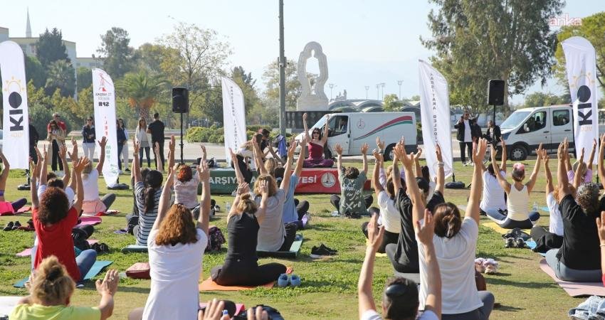 Karşıyaka’da yaza yoga ile veda Karşıyakalılar, yaz mevsimini açık havada yoga etkinliği ile uğurladı. Karşıyaka