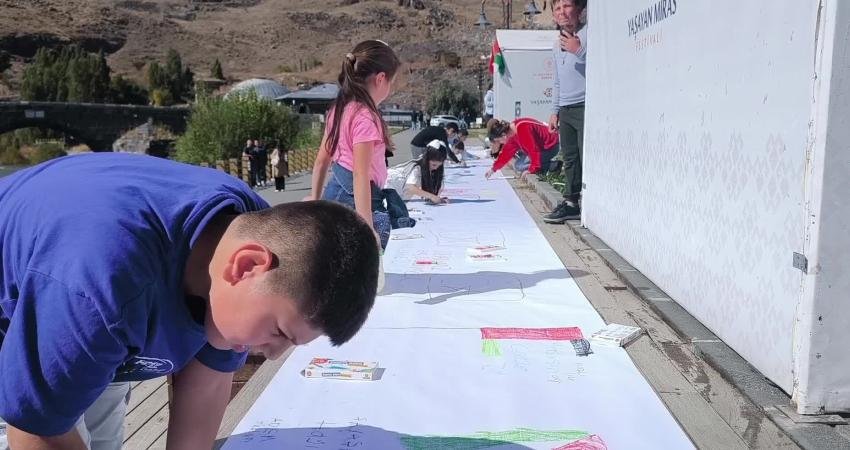 Kars'ta, İsrail'in Gazze'ye yönelik saldırılarını protesto etmek ve savaşın mağdur