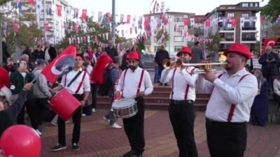 29 Ekim Cumhuriyeti Bayramı, Kartal’da görkemli kutlamalara sahne oldu. Binlerce