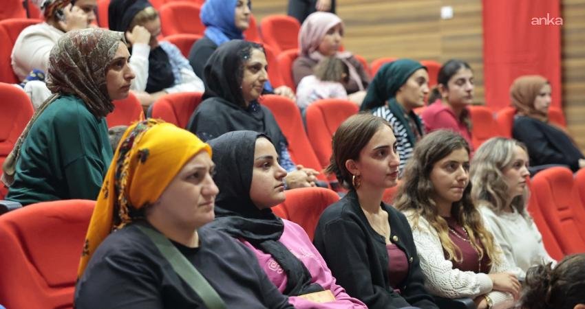 Konak Belediyesi Mutlu Çocuklar Oyun Evleri’nde annelere “Yaygın Çocuk Hastalıkları” eğitimi Konak Belediyesi’nin Mutlu Çocuklar Oyun Evleri’ne devam eden 3-5 yaş