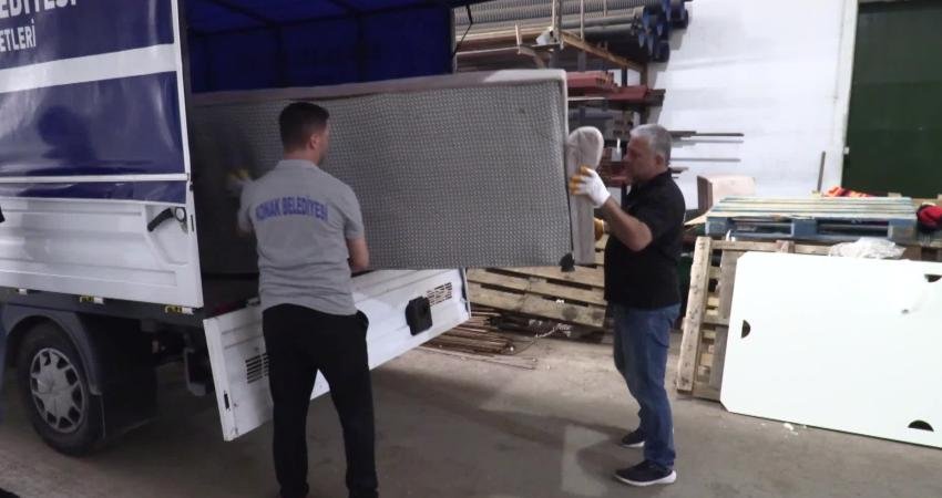 Konak’ta ‘Evden Eve Dayanışma’ devam ediyor Konak Belediyesi’nin aracılığıyla yardımsever vatandaşların kullanılır durumdaki mobilya ve beyaz