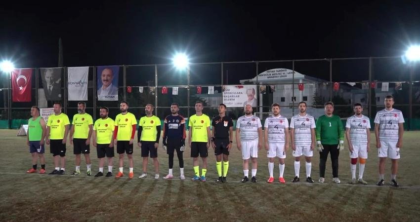 Konyaaltı’nda 29 Ekim futbol turnuvasının şampiyonu, Mollayusuf Uncu Ali takımı oldu Konyaaltı Belediyesi’nin 29 Ekim Cumhuriyet Bayramı kutlamaları dolayısıyla düzenlediği Mahalleler