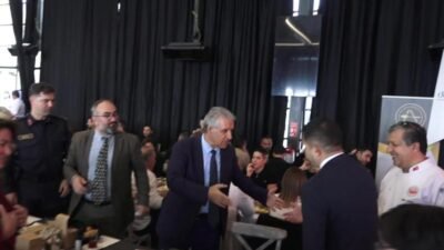 Kuşadası Profesyonel Aşçılar Derneği’nin (KUPAD) yıl sonu değerlendirme toplantısında konuşan