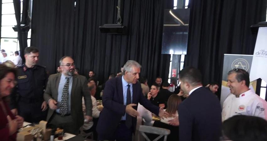 Kuşadası Belediye Başkanı Günel’den KUPAD’a iş birliği çağrısı: “Kuşadası mutfağını ön plana çıkaracak iki büyük projeyi birlikte hayata geçirelim” Kuşadası Profesyonel Aşçılar Derneği’nin (KUPAD) yıl sonu değerlendirme toplantısında konuşan