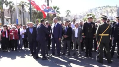 Kuşadası’nda Cumhuriyet’in 102’nci yıl dönümü kutlamaları, Atatürk Meydanı’nda düzenlenen çelenk