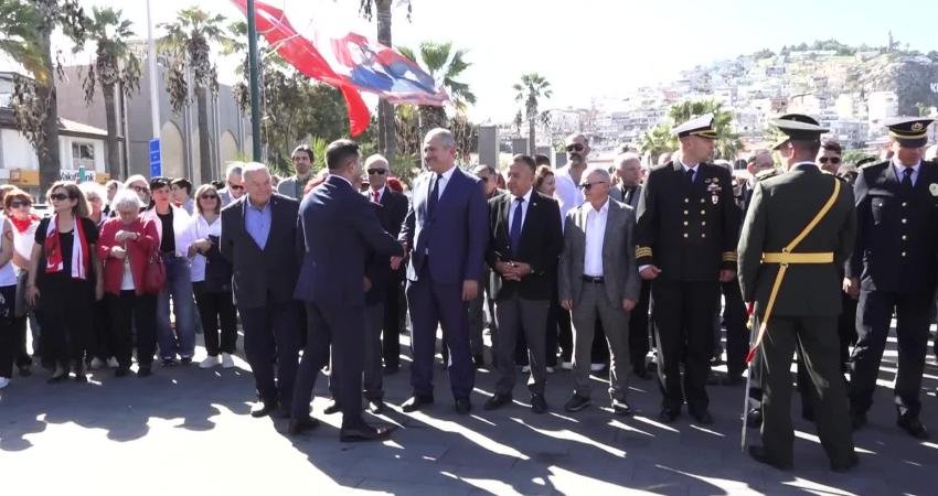 Kuşadası’nda Cumhuriyet Bayramı kutlamaları başladı Kuşadası’nda Cumhuriyet’in 102’nci yıl dönümü kutlamaları, Atatürk Meydanı’nda düzenlenen çelenk