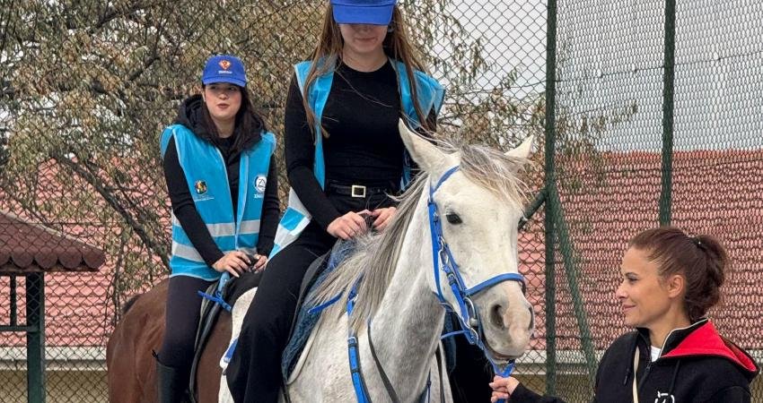 Kuşaktan Kuşağa Umut Şenliği’nde nesiller buluştu Ankara Üniversitesi Ziggurat Öğrenci Topluluğu tarafından bu yıl 8'incisi düzenlenen