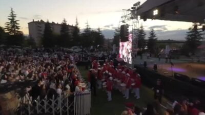 LÖSEV’in çağrısıyla Türkiye’nin dört bir yanından gelen 100 bine yakın