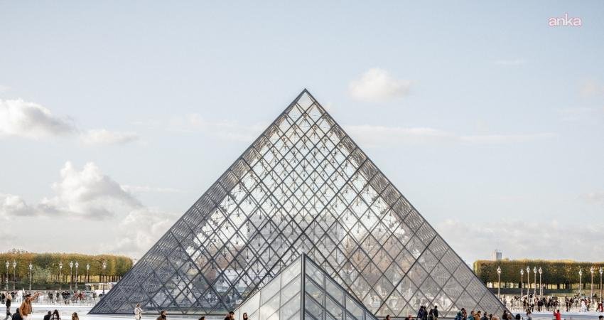 Değerli kraliyet mücevherlerinin çalınması üzerine kapatılan Louvre Müzesi, üç günün