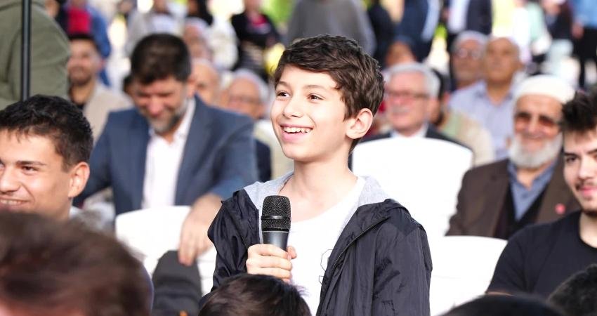 Mahmut Arıkan’a enflasyondan dert yanan çocuk: “Eskiden 3 liraya aldığımız sular 20 lira oldu, enflasyon çok artışta” Saadet Partisi Genel Başkanı Mahmut Arıkan, İzmir’de düzenlenen “Bir Derdim