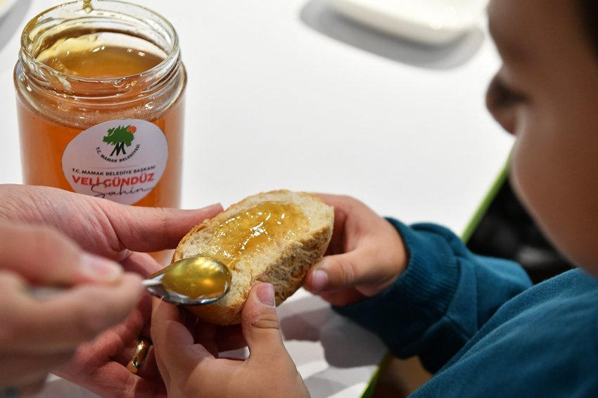 Mamak Gökçeyurt’ta üretilen ballar kreşlerde Mamak Belediyesi, Gökçeyurt Mahallesi’ndeki Ekolojik Vadi’de öz kaynaklarla üretilen süzme
