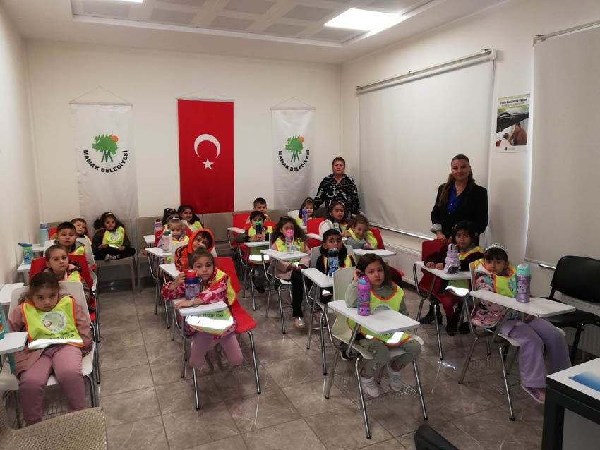Mamak’ta çocuklar trafik bilinciyle büyüyor Mamak Belediyesi, çocukların küçük yaşlardan itibaren trafik bilinci kazanması için