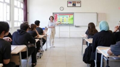 Milli Eğitim Bakanlığı tarafından öğretmen ve velilerle, okullardaki kıyafet uygulamasına