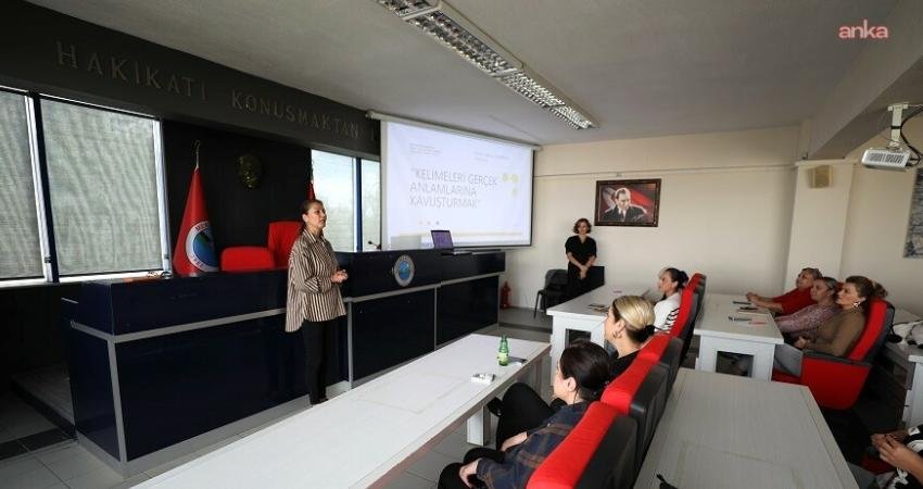 Menderes Belediyesi’nde işaret dili eğitimi Menderes Belediyesi’nde personele işaret dili eğitimi veriliyor.