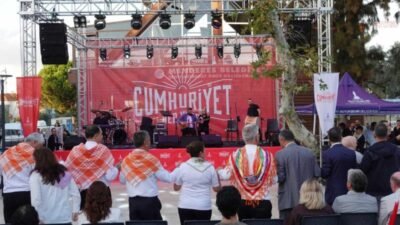 İzmir Büyükşehir Belediyesi’nin Cumhuriyet Bayramı kutlamaları kapsamında kentin dört bir