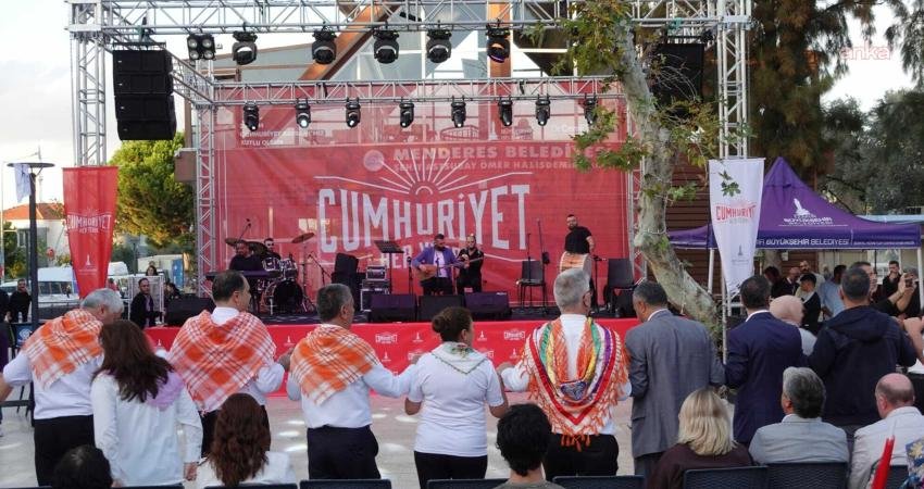 İzmir Büyükşehir Belediyesi’nin Cumhuriyet Bayramı kutlamaları kapsamında kentin dört bir