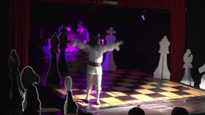 Merkezefendi Kent Tiyatrosu 6. sezona “Piyonlar” oyunuyla başladı. Yeni oyun