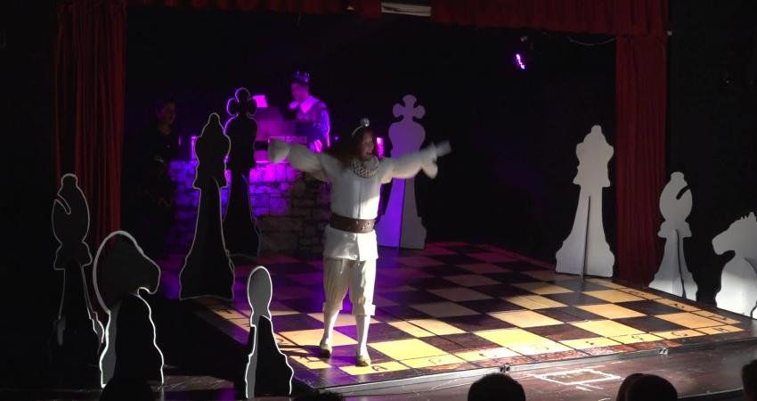 Merkezefendi Kent Tiyatrosu 6. sezona “Piyonlar” oyunuyla başladı. Yeni oyun