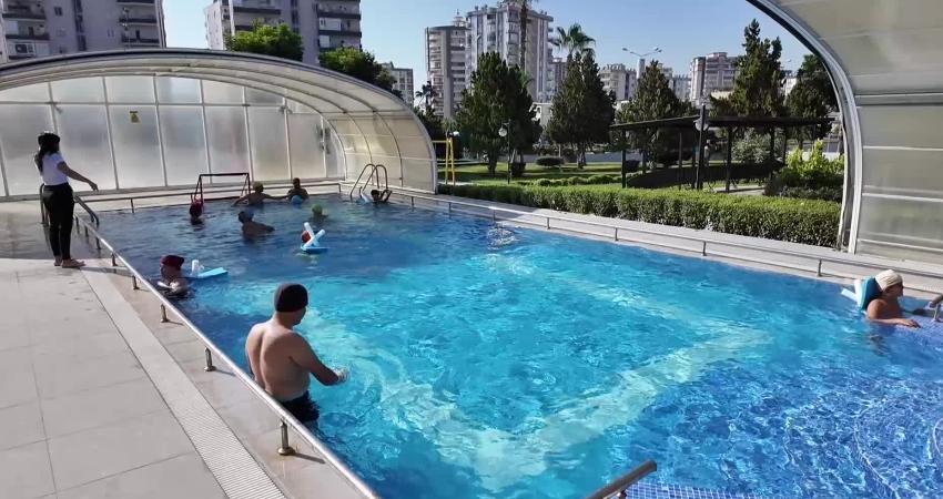 Mersin Büyükşehir Belediyesinin Engelsiz Yaşam Parkı’ndaki havuzda yaz boyunca 2