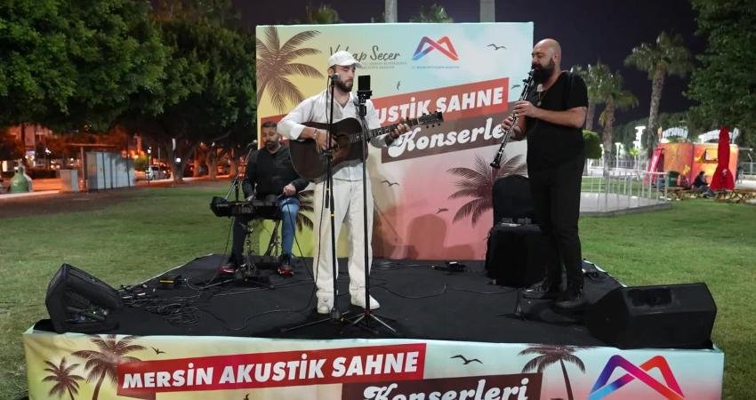 Mersin’de Akustik Sahne Konserleri yoğun ilgi görüyor Mersin Büyükşehir Belediyesi tarafından düzenlenen Akustik Sahne Konserleri, gençlerin ilgi