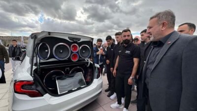 Sincan’da düzenlenen “Otomobil Festivali” otomobil meraklılarını bir araya getirdi. Modifiye