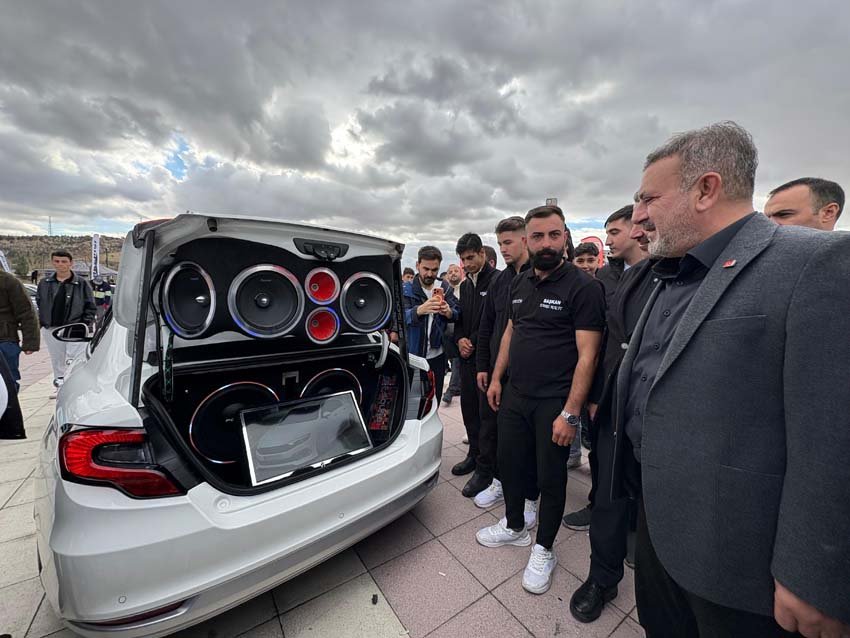 Sincan’da düzenlenen “Otomobil Festivali” otomobil meraklılarını bir araya getirdi. Modifiye