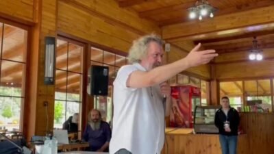 Borçka Belediyesi tarafından düzenlenen Tiyatro Festivalinde konuşan Müfit Can Saçıntı,