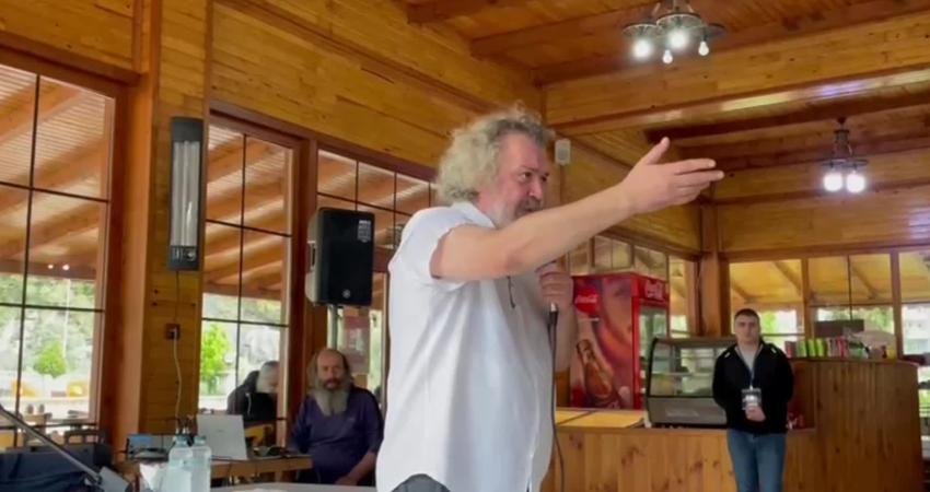 Borçka Belediyesi tarafından düzenlenen Tiyatro Festivalinde konuşan Müfit Can Saçıntı,