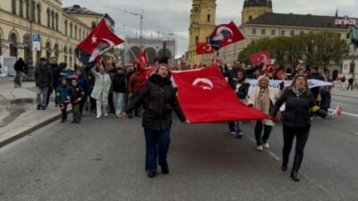Münih’te, Türkiye Cumhuriyeti’nin 102. yılı nedeniyle yüzlerce kişinin katıldığı "Cumhuriyet