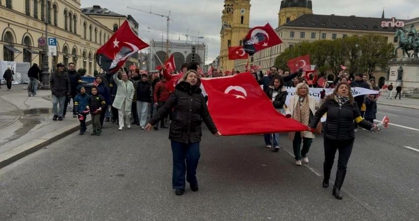 Münih’te coşkulu Cumhuriyet yürüyüşü Münih’te, Türkiye Cumhuriyeti’nin 102. yılı nedeniyle yüzlerce kişinin katıldığı "Cumhuriyet