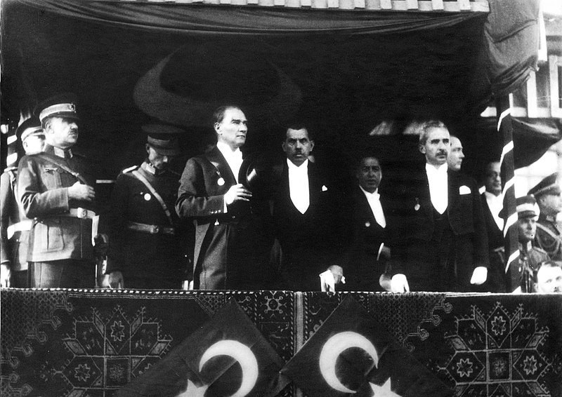 Aslına bakarsanız, neredeyse yüz yılı aşkın bir zamandır cumhuriyetle yönetilmekteyiz.